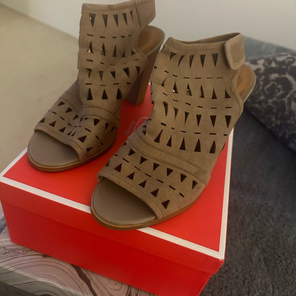 Sandal heels